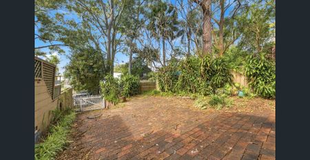 Freshly renovated family home with new flooring, new carpet & spacious yard - Photo 4