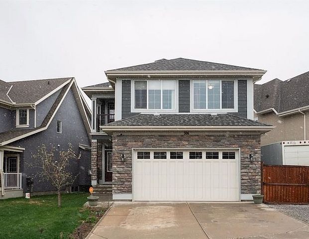 Beautiful family house 2400sqf with full lake privileges | Calgary - Photo 1