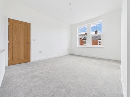 3 bedroom flat to rent - Photo 5