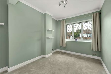 Five bedroom detached home located conveniently for the station and local schools - Photo 4