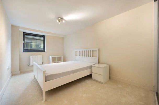 2 bedroom flat in London - Photo 1