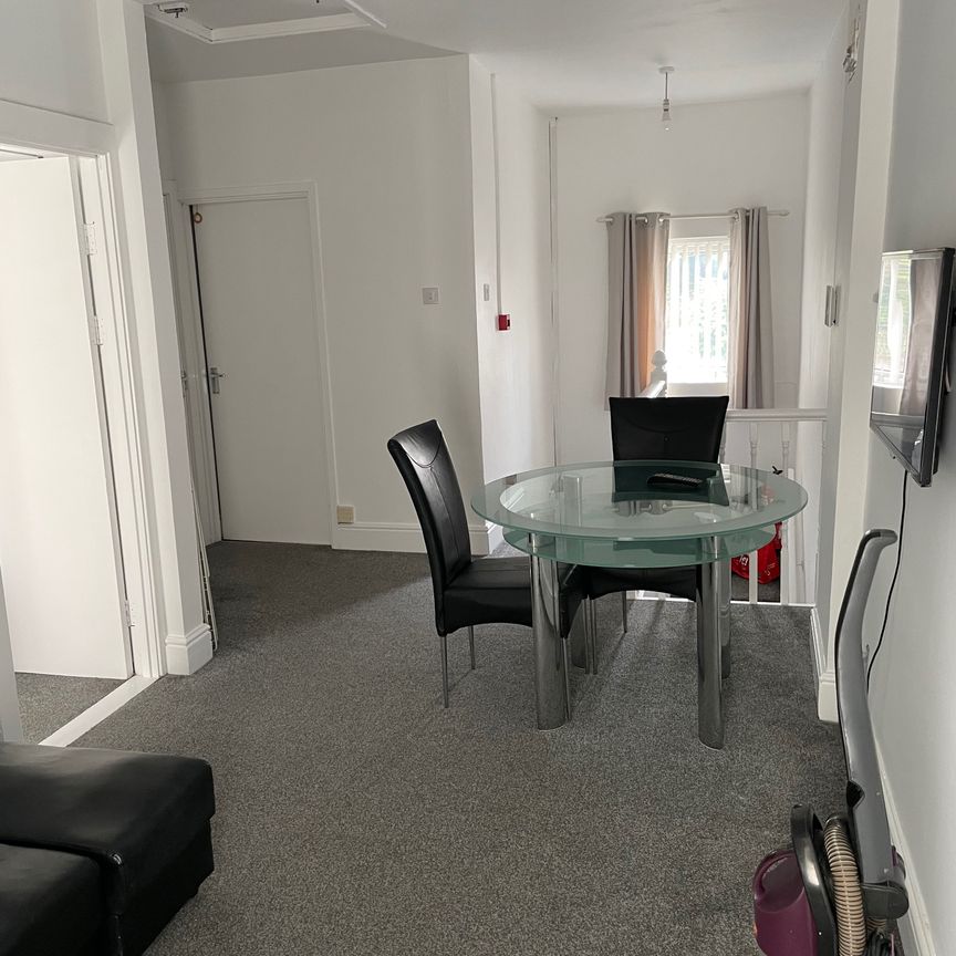 This Victorian townhouse is just a 2 minute walk to Singleton Park Flat 3 - Photo 1