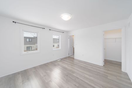 For Lease - 8 Wagon Lane, Barrie, Ontario - Photo 2