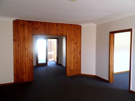 3 BEDROOM HOUSE IN THE HEART OF ALTONA - Photo 5