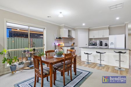 Spacious & Comfortable Family Home Near Lake Weeroona - Photo 4