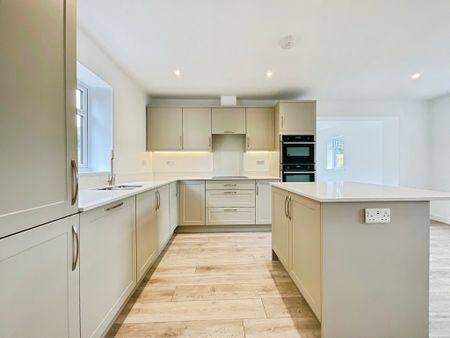 4 bedroom Detached House to let - Photo 2
