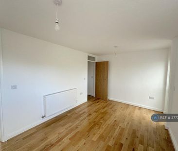 4 bedroom end of terrace house to rent - Photo 5