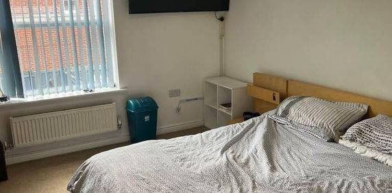1 bedroom in a house share to rent - Photo 2