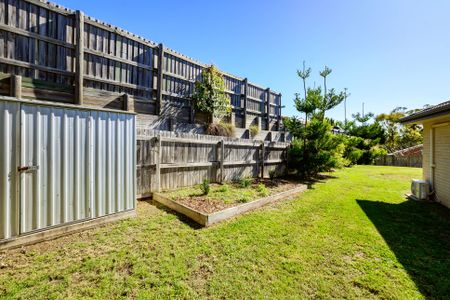 SPACIOUS 4 BEDROOM 2 BATHROOM HOME IN A QUIET SUBURB - Photo 2