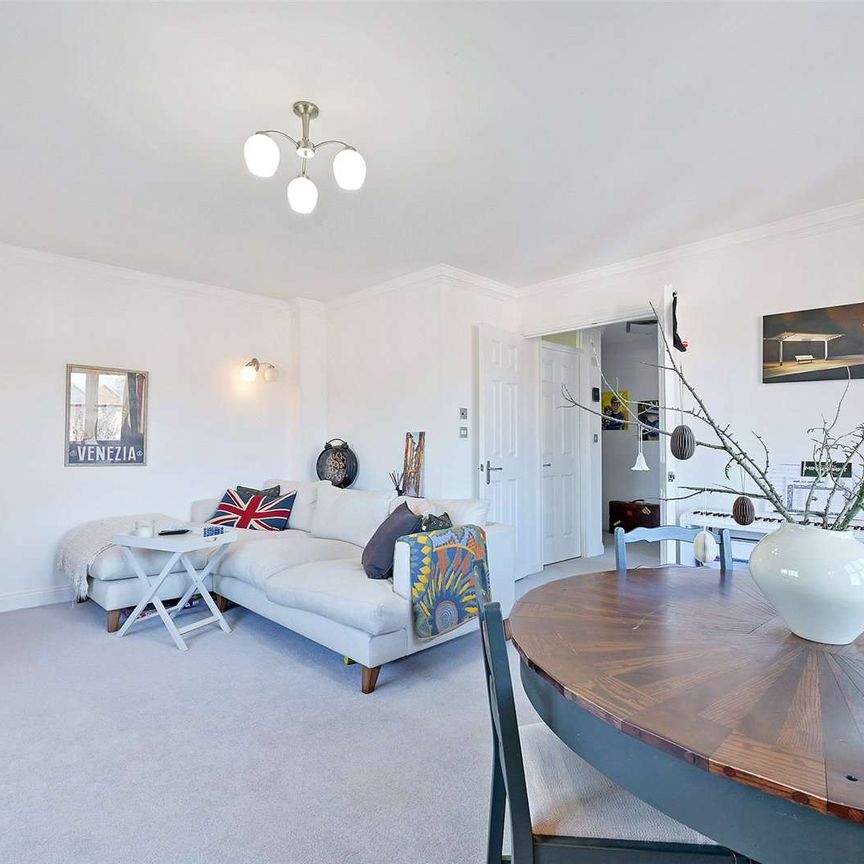 An immaculate two double bedroom apartment situated on the popular and private Longbourn development. - Photo 1