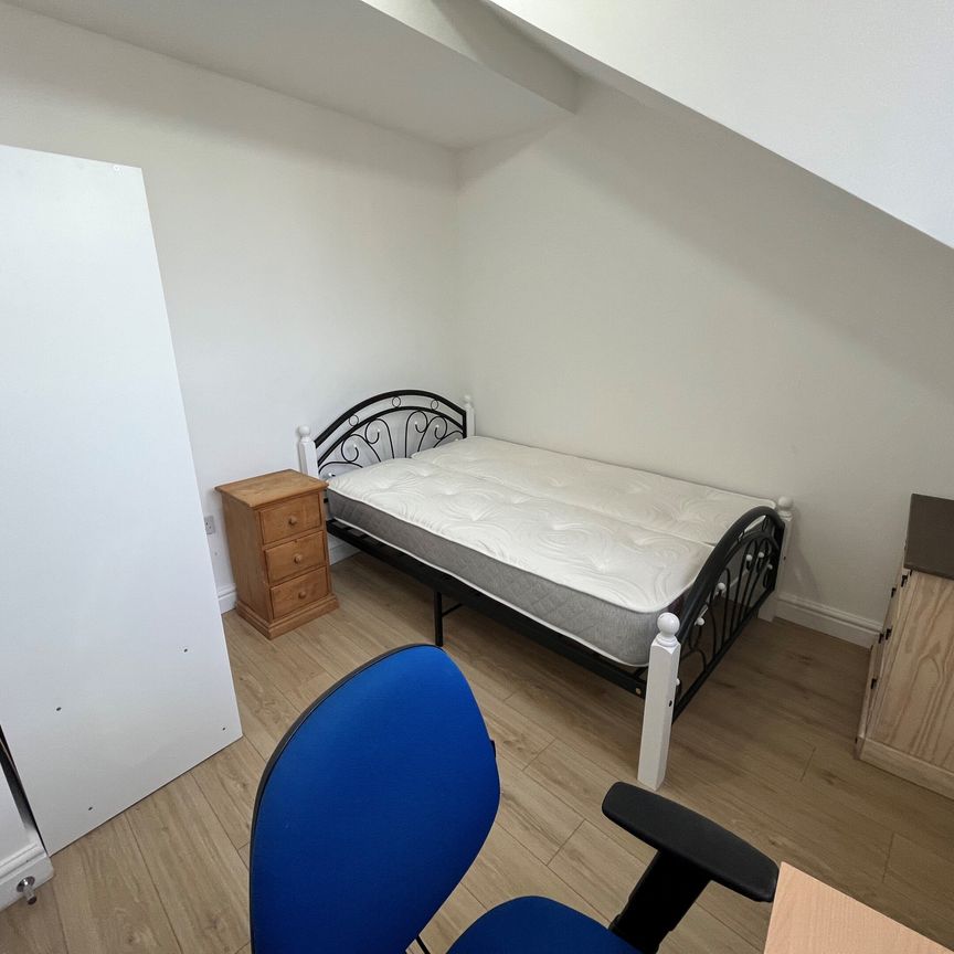 Kelsall Terrace, Leeds - Photo 1