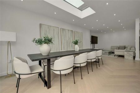 A stylish and contemporary three-bedroom home in the heart of Esher. - Photo 4