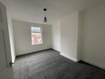 4 Bed End Terrace, Mitford Road, LS12 - Photo 2