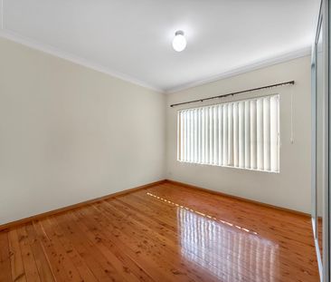 Spacious 2-Bedroom Ground Floor Unit with single Remote Garage & Wa... - Photo 4