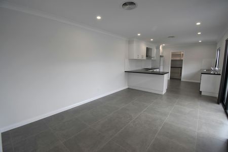 Prime Location - Stylish 2-Bedroom Unit! - Photo 5