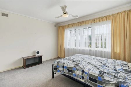 “Relaxed Living in the Heart of Parafield Gardens! 🌿” - Photo 3