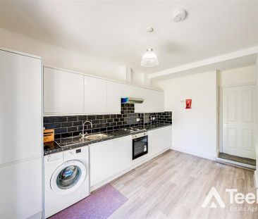 3 bedroom flat to rent - Photo 6