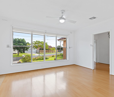 6 Centenary Crescent, Werribee VIC, Belconnen - Photo 2