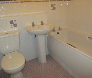 3 bed Town House - To Let - Photo 5