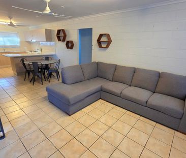 LOVELY, SECURE TWO BEDROOM DUPLEX – GREAT LOCATION – GARDENING INCL... - Photo 3