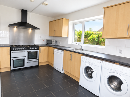 1 bedroom in a house share to rent - Photo 3