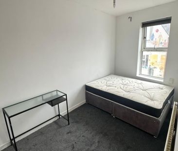 1 bedroom in a flat share to rent - Photo 2