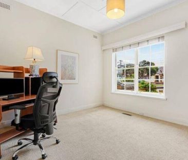 Spacious house in Caulfield South - Photo 1