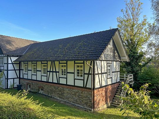 Exklusives Wohn- und Geschäftshaus in ruhiger Stadtrandlage von Waldbröl! - Photo 1