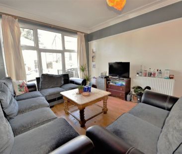 8 bedroom House in Richmond Avenue, Leeds - Photo 2