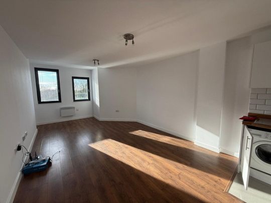 PETERBOROUGH - Photo 1