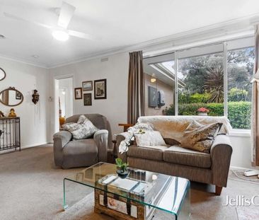 Three bedroom home with solar panels - Photo 1