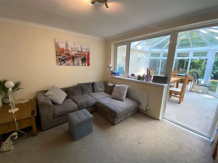 1 bedroom in a house share to rent - Photo 4