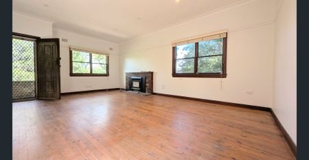 Charming Family Home with Spacious Interiors and Leafy Garden Retreat - Photo 2