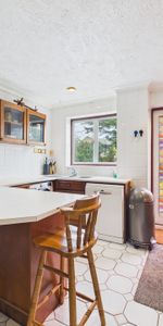 4 bed detached house to rent in Highfield Road, Flackwell Heath, High Wycombe, Buckinghamshire, HP10 9AN - Photo 3