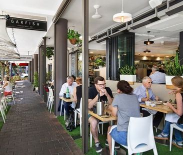 Bright and Spacious Townhouse with Private Courtyard & Double Garage - Photo 4