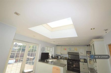 4 bedroom semi-detached house to rent - Photo 4