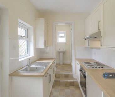 2 bedroom terraced house to rent - Photo 2
