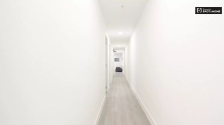 Stylish room for rent in 8-bedroom apartment perfect for singles in Atocha - Photo 4