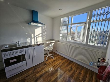 1 bedroom in a house share to rent - Photo 4