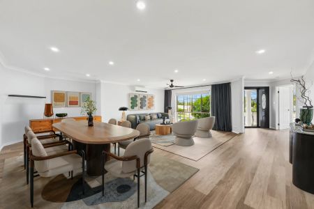 Spacious family home with pool in the heart of Elanora - Photo 2