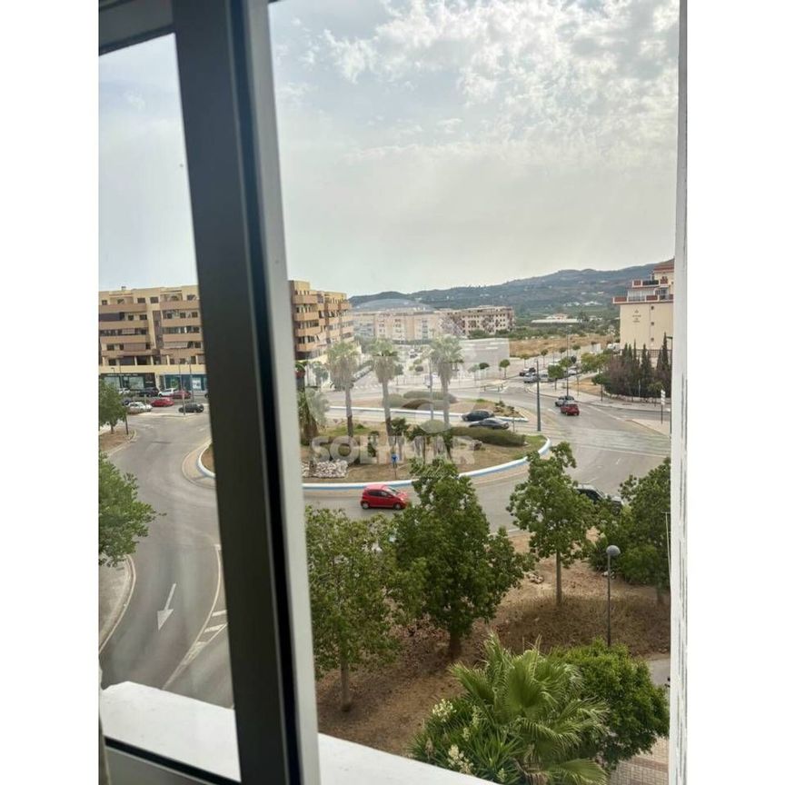 Alquiler de piso en Calle Jerez - Photo 1