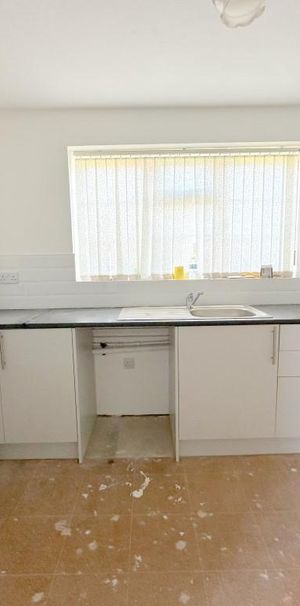 Semi Detached House - Photo 1