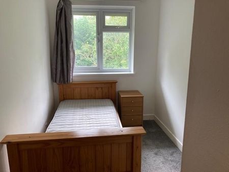 3 bedroom flat to rent - Photo 4