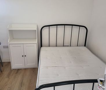 Studio Flat, Barking Road, E13 - Photo 2