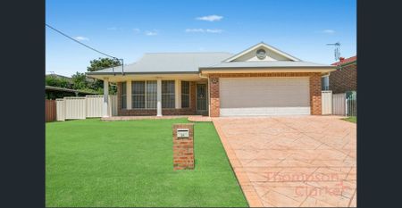 Modern Three Bedroom Home - Photo 3