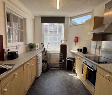 1 bedroom in a house share to rent - Photo 2