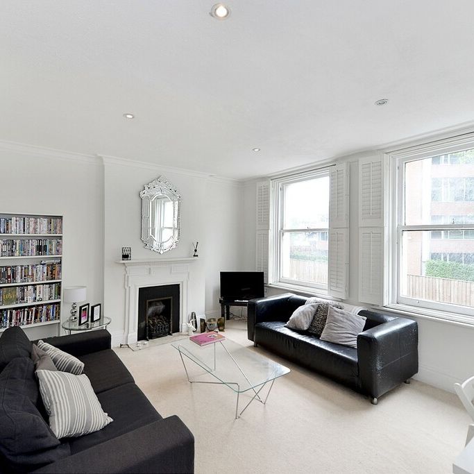 A light and bright three bedroom property situated in the heart of Fulham and perfectly proportioned for three sharers. - Photo 1
