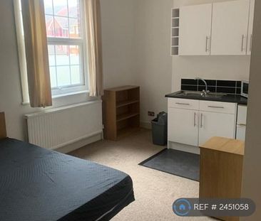 1 bedroom in a house share to rent - Photo 3