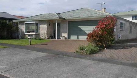 Hilltop Family Home - Photo 3