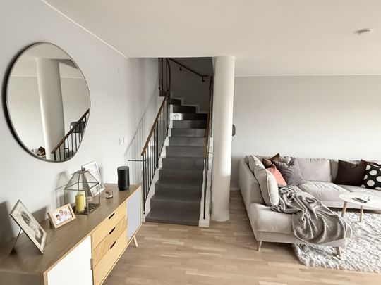 Ljus och unik etagelägenhet med två stora terrasser och fantastisk utsikt i Nacka! - Photo 1